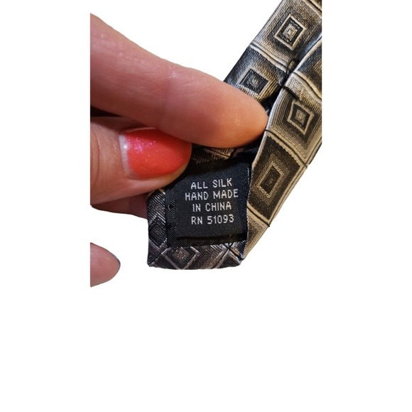 Croft & Barrow Hand Made 100% Silk Neck Tie Made In China Gray Silver Squares - Picture 8 of 13